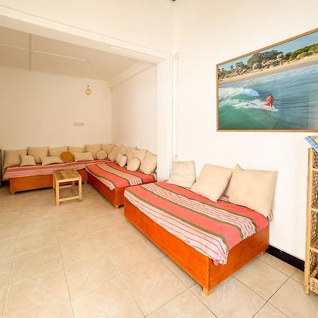 Lucky'S Surf Camp Bed & Breakfast Weligama Exterior photo